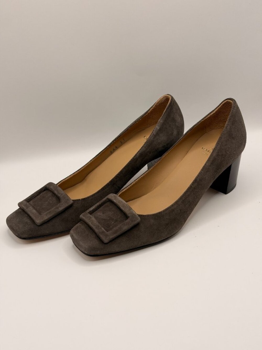 ANN MASHBURN Womens Buckle Pump In Truffle Suede Heels Sz 37/ 7